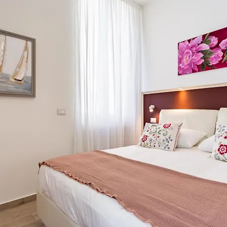 Апартаменты Elegante E Silenzioso- Luce Apt. Vt37 *