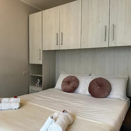 Regina In Sky Santa Giulia - Sky Tv, Wifi E Breakfast Box