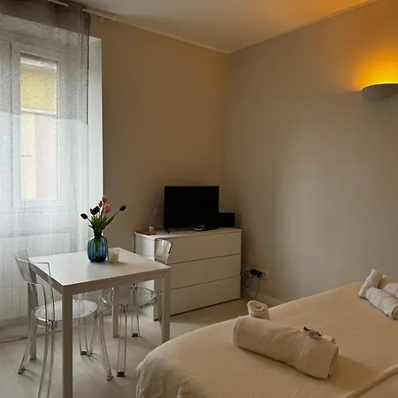 Regina In Sky Santa Giulia - Sky Tv, Wifi E Breakfast Box Apartamento *