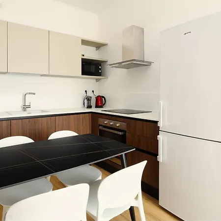 Joivy 1-bed With Balcony Near Subway 아파트