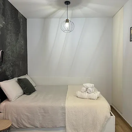 Repetti Design - 10 Min To Centre & Airport Apartment