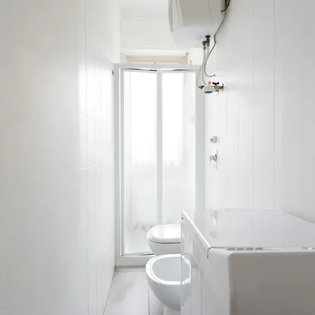 New! Charming & Pretty Flat In Center *