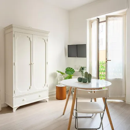 New! Charming & Pretty Flat In Center