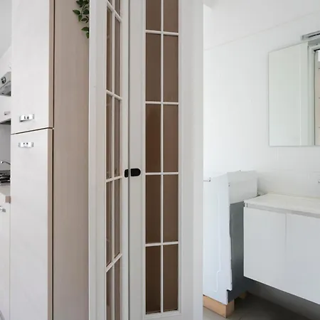 New! Charming & Pretty Flat In Center *