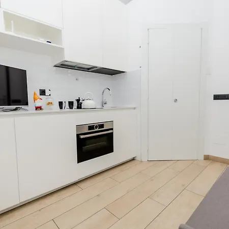 아파트 Small House Near The Station *