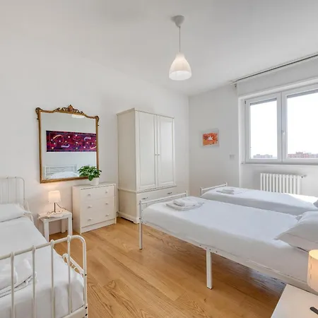 Omodeo, 19 - Ampio E Panoramico * ميلان