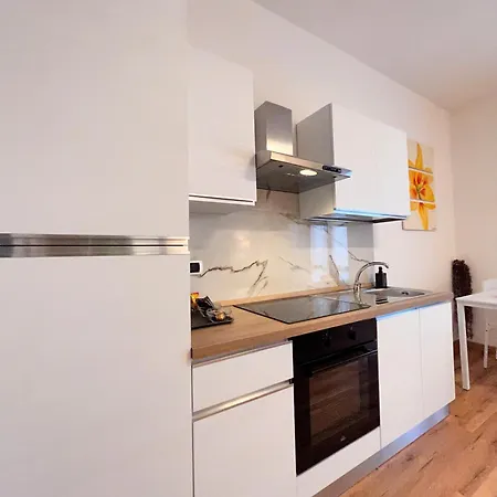 Short Rent Viale Corsica 公寓 *