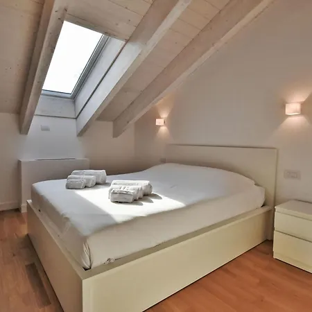 Apartman White Attic Terrace By Interhome Milánó