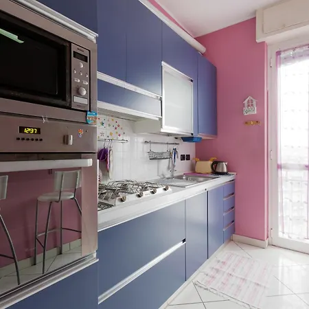 Guesthost - Mac Mahon - Colorful With Balcony! Apartament