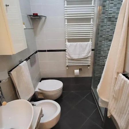 - Doppia Con Bagno Privato In Stupendo Attico Con Vista Mozzafiato Bed and Breakfast
