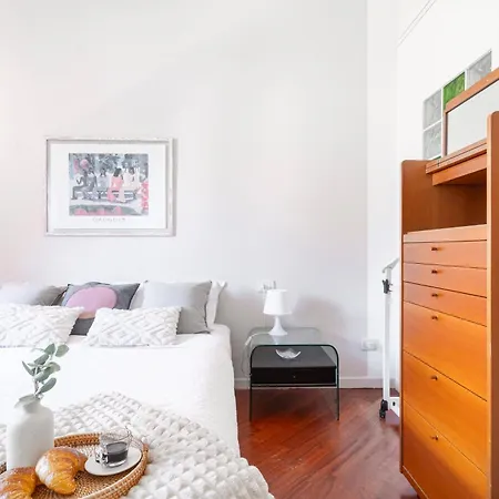 Roomy Flat With Garage - Porta Romana Appartamento *