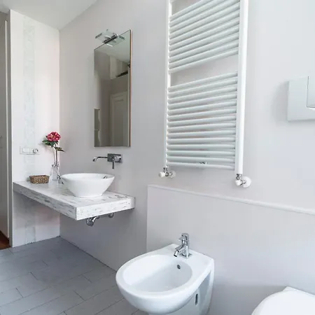 Roomy Flat With Garage - Porta Romana 公寓
