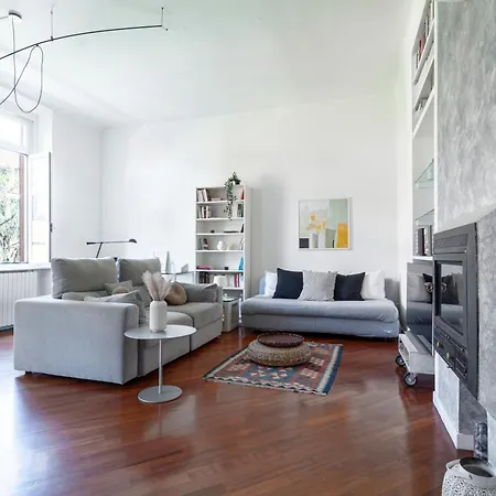 Roomy Flat With Garage - Porta Romana Appartamento *