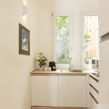 Exclusive Apartment - Next To The Metro *