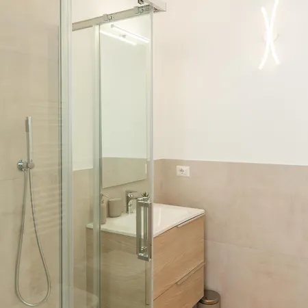 Exclusive Apartment - Next To The Metro *