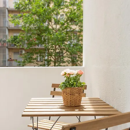 Exclusive Apartment - Next To The Metro *