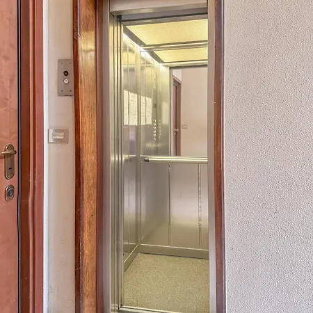 Exclusive Apartment - Next To The Metro Apartamento *