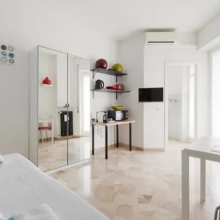 Apartment Lorenteggio-piazza Frattini Balcony *