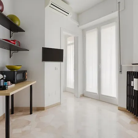 Lorenteggio-piazza Frattini Balcony * 밀라노