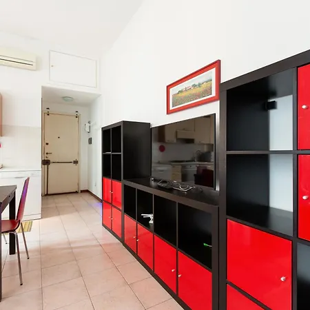 Cosy With Balcony Apartment Milan