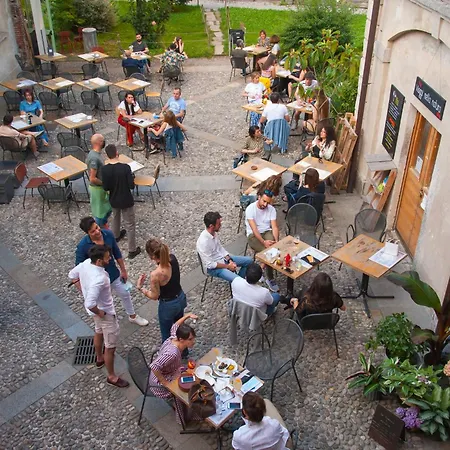 Un Posto A - All'interno Di Cascina Del 700 *