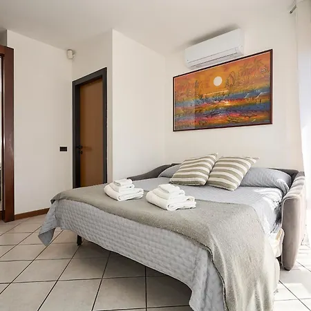 -luminosa 5 Stars With Balcony- Wifi Netflix 15 Minutes From Duomo Milan