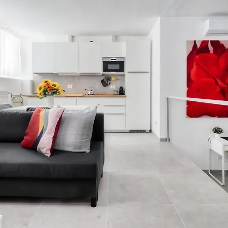 Red Cannas, Cozy In Life District Mailand