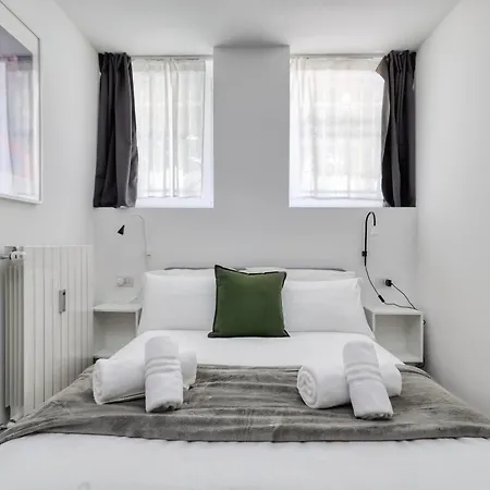 Red Cannas, Cozy In Life District Apartment *