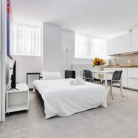 Red Cannas, Cozy In Life District Milano