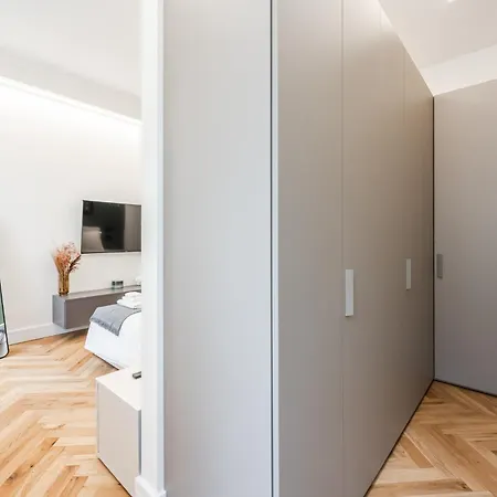 Modern 3-room Flat - Near Metro & Park Apartment