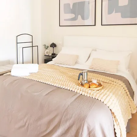 Modern & Stylish Near Isola & Station