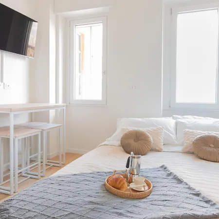 Modern & Stylish Near Isola & Station *