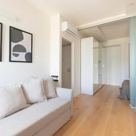 Modern Stylish - Isola & Station