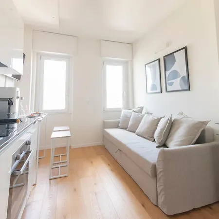 Modern & Stylish Near Isola & Station *