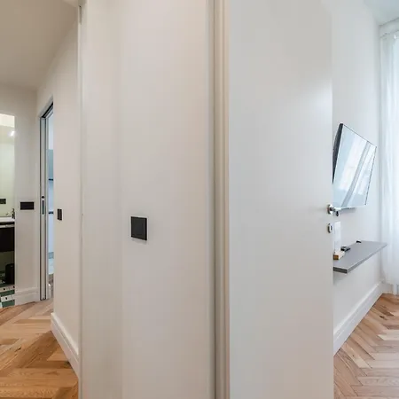 Spacious In Next To Metro Apartament