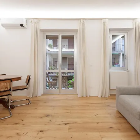דירה Brand New With Balcony מילאנו