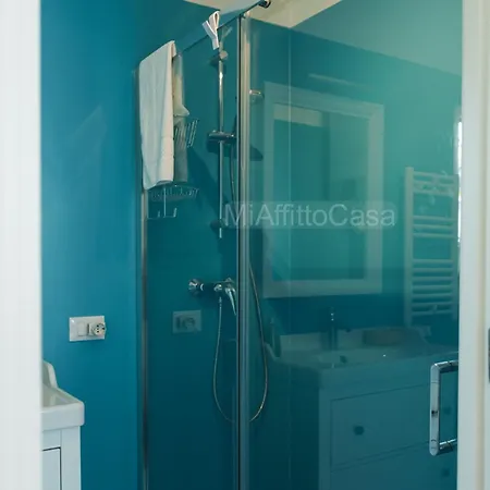 Looking 4 Station Center