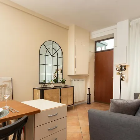 Flower Exclusive - M3 - Isola District Apartment