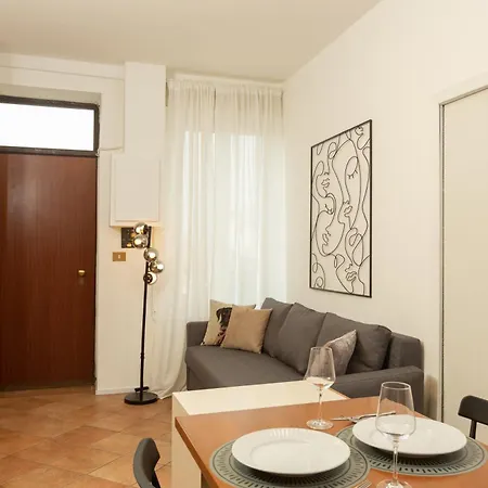 Flower Exclusive - M3 - Isola District Apartment *