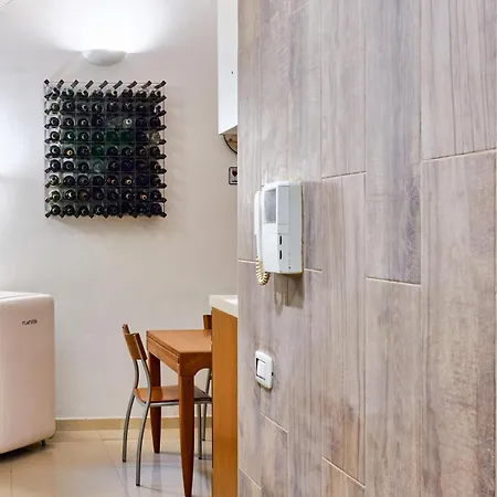 Apartamento The Wine Cave, Cool & Spacious 2br, Steps From Centrale, Ideal For Large Groups And Families