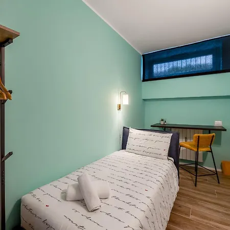 2 Bedroom Gem Next To Central Station With Ac Apartment *