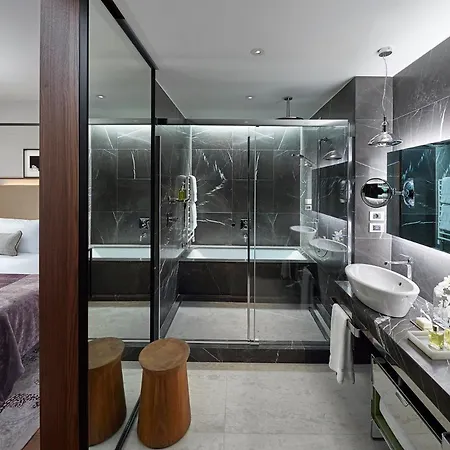 Mandarin Oriental, Hotel