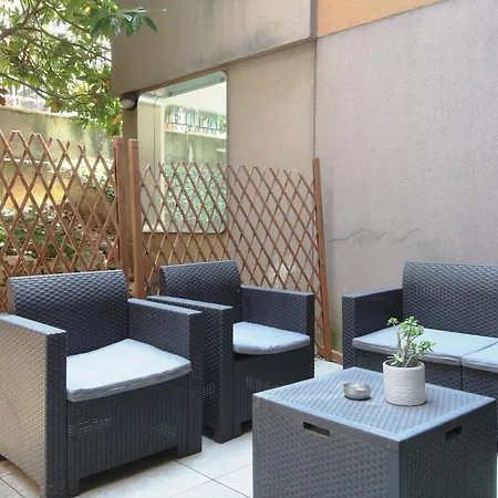 Modern Flat With Private Garden Apartment