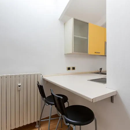 Guesthost - Viale Umbria Bright Apartament Mediolan