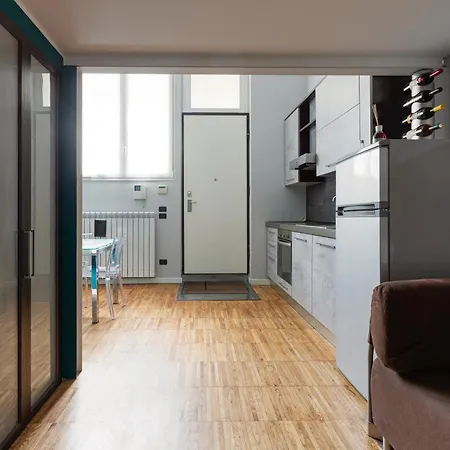 Guesthost - - Gorla M1 Modern Studio!