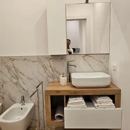 Urban De Angeli, 7 Διαμέρισμα