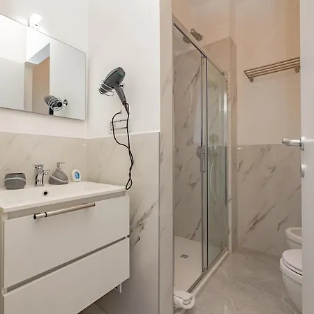 Lovely - 3 ميلان