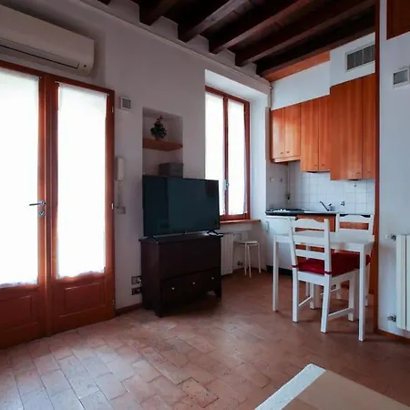 Charming Flat In Brera Milan