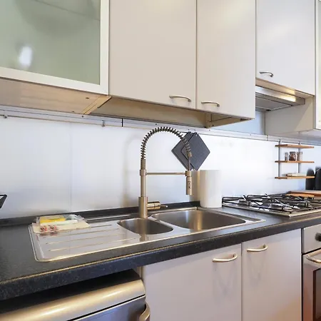 Daire Cozy One Bedroom Close To Porta Venezia