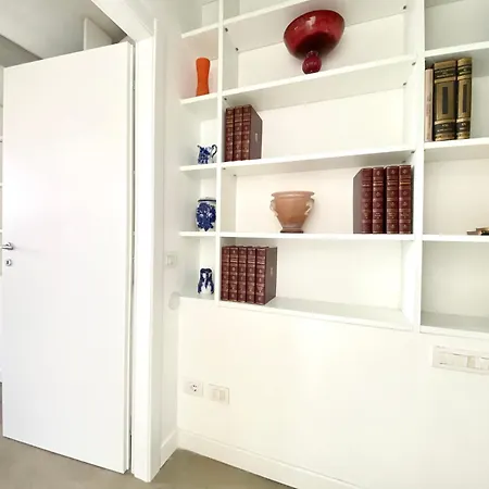 Sant Ambrogio Courtyard In Shared Flat ホームステイ